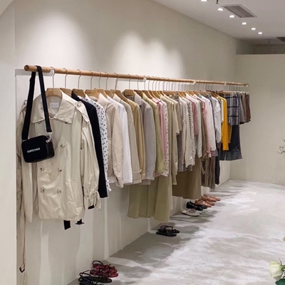 服装店展示架童装店壁挂货架上墙架实木挂杆女装店挂衣架衣服架.