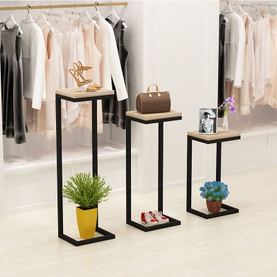服装店中岛柜陈列图片