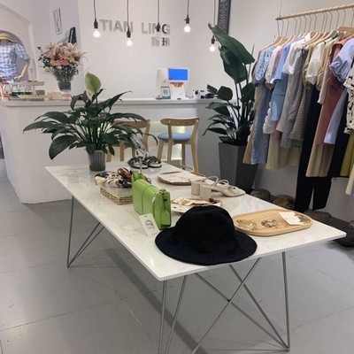 服装店展示桌长方形桌子中间摆放流水台大理石台面中岛台展示台