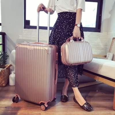 黑色皮箱女图片