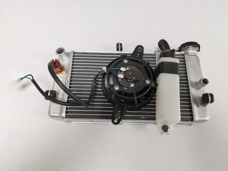 适用于r3v6大地鹰王350cc双缸水箱战隼摩托车散热器水箱水冷器