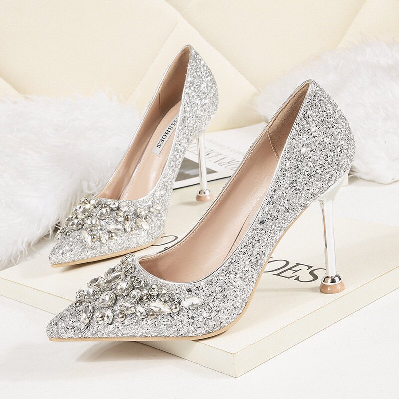 白色婚纱配的婚鞋女2020新款秋冬季水晶高跟细跟芥末新娘伴娘鞋子