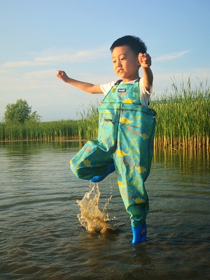 连体防水宝宝防水服捕鱼男女雨靴裤