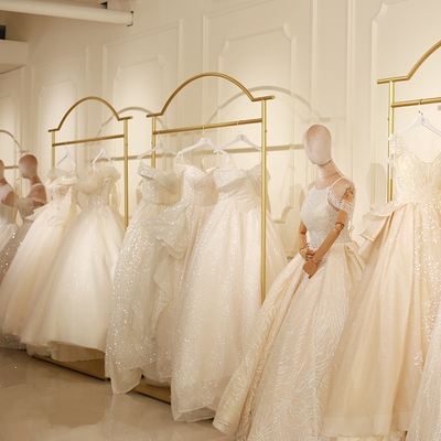 婚纱展示架高档礼服货架网红店铺简约落地架拖尾齐地裙侧挂陈列架