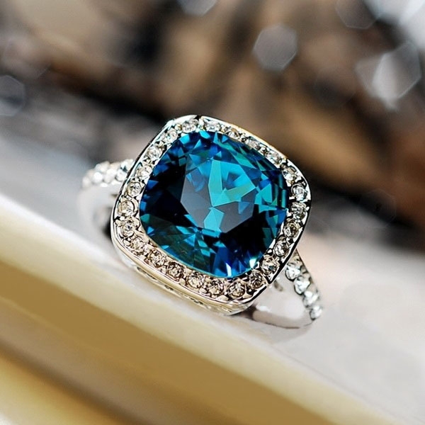 方形蓝宝石戒指图片