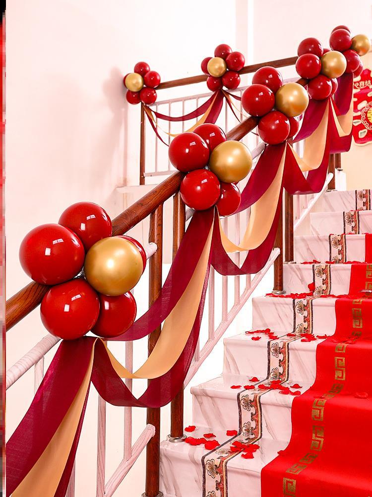结婚楼梯扶手装饰酒店高档楼梯气球布置温馨波浪旗婚房布置别墅
