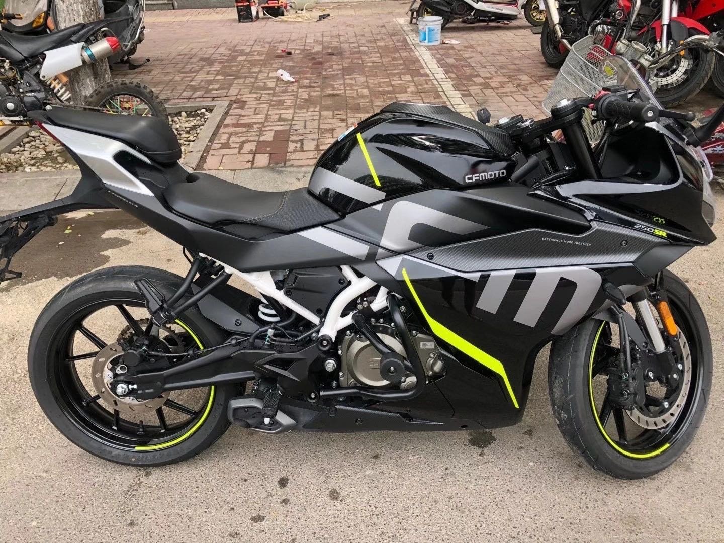 春风250sr跑车nk250街车400重机车双缸水冷电喷趴赛地平y线摩托车