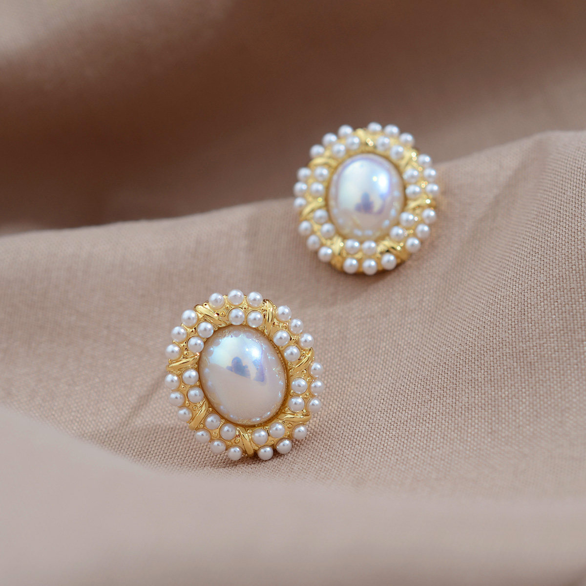 细珍珠法式耳环设计感小众高级ins风纽扣耳钉复古赫本金色耳饰女