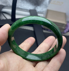 菠菜绿手镯天然翡翠图片