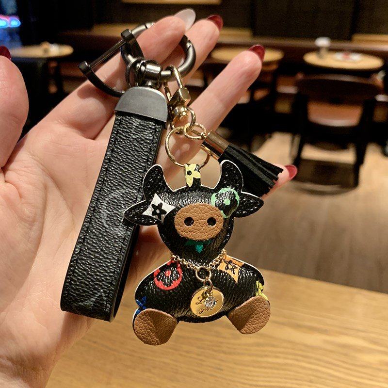 2021lv老花挂饰卡通牛公仔钥匙扣车载挂件r本命年包包韩版挂绳轻