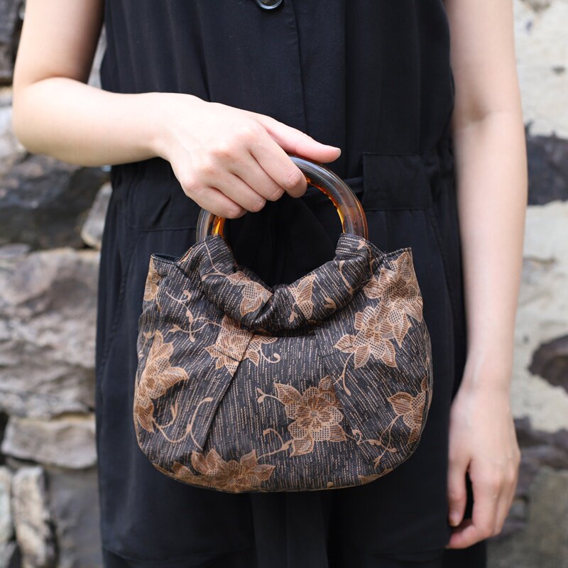 雅集新款d手工提花百搭香云纱亚克力圆环褶皱手机手提旗袍手腕包