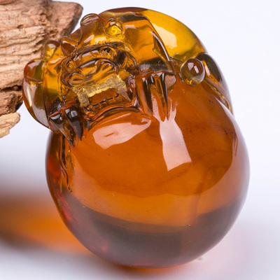 35.77g天恒缅甸琥珀 茶珀【螭吻】挂件 - 阿里拍卖