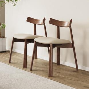 设计师实木餐椅现代简约家用真皮白蜡木靠背椅北欧胡桃色中古椅子