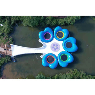心型蹦床充气水上玩具浮桥景区儿童网红无动力游乐设备河流桥蹦床