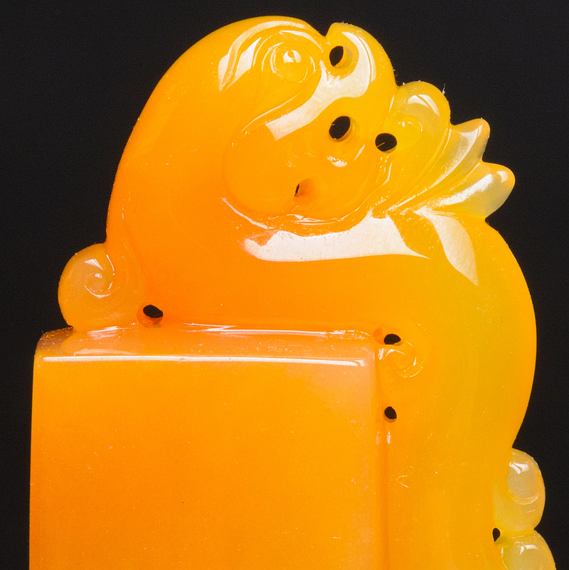 95.4g云南龙陵a货黄龙玉【籽料鸡油黄印章】3-37