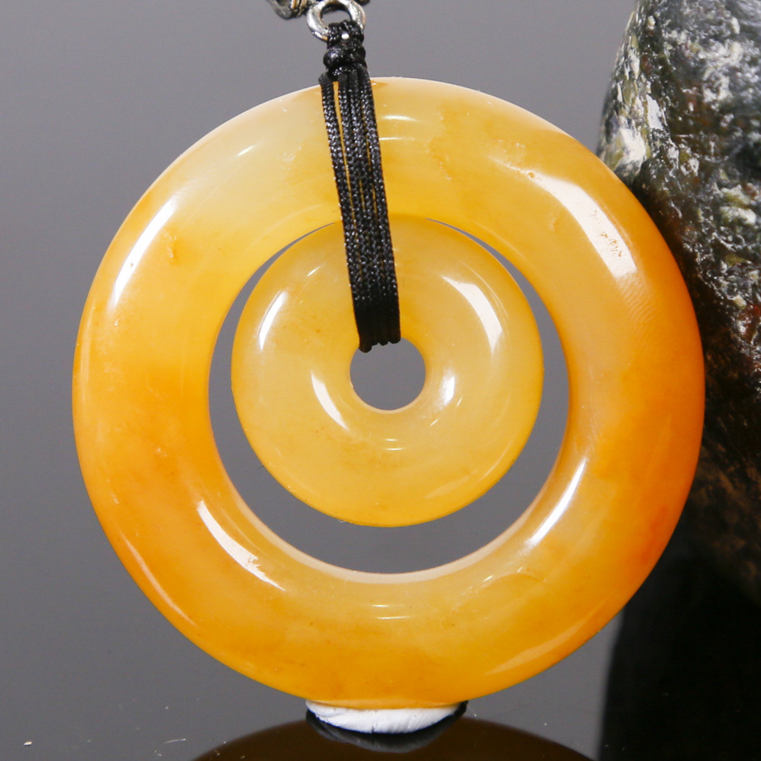 35.69g 精品籽料平安扣挂件 黄龙玉 jfw2-13 - 拍卖