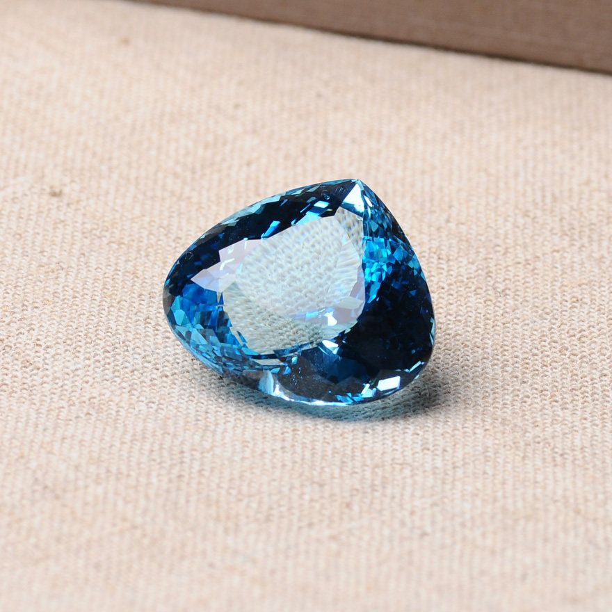 72.25克拉 大颗心型纯净玻璃体托帕石裸石 可镶嵌吊坠或戒面