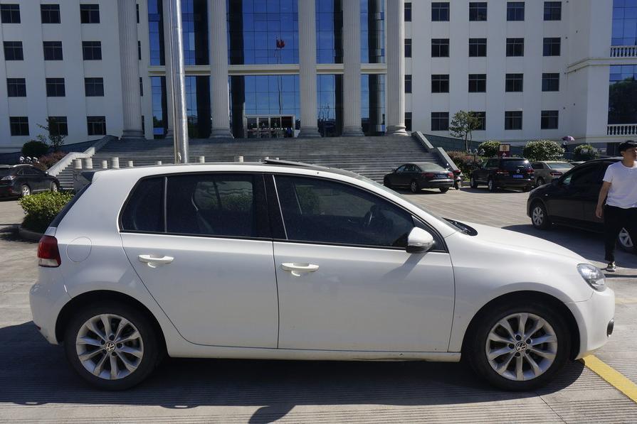 【第一次拍卖】浙jq185t高尔夫牌fv7144tfatg小型轿车一辆