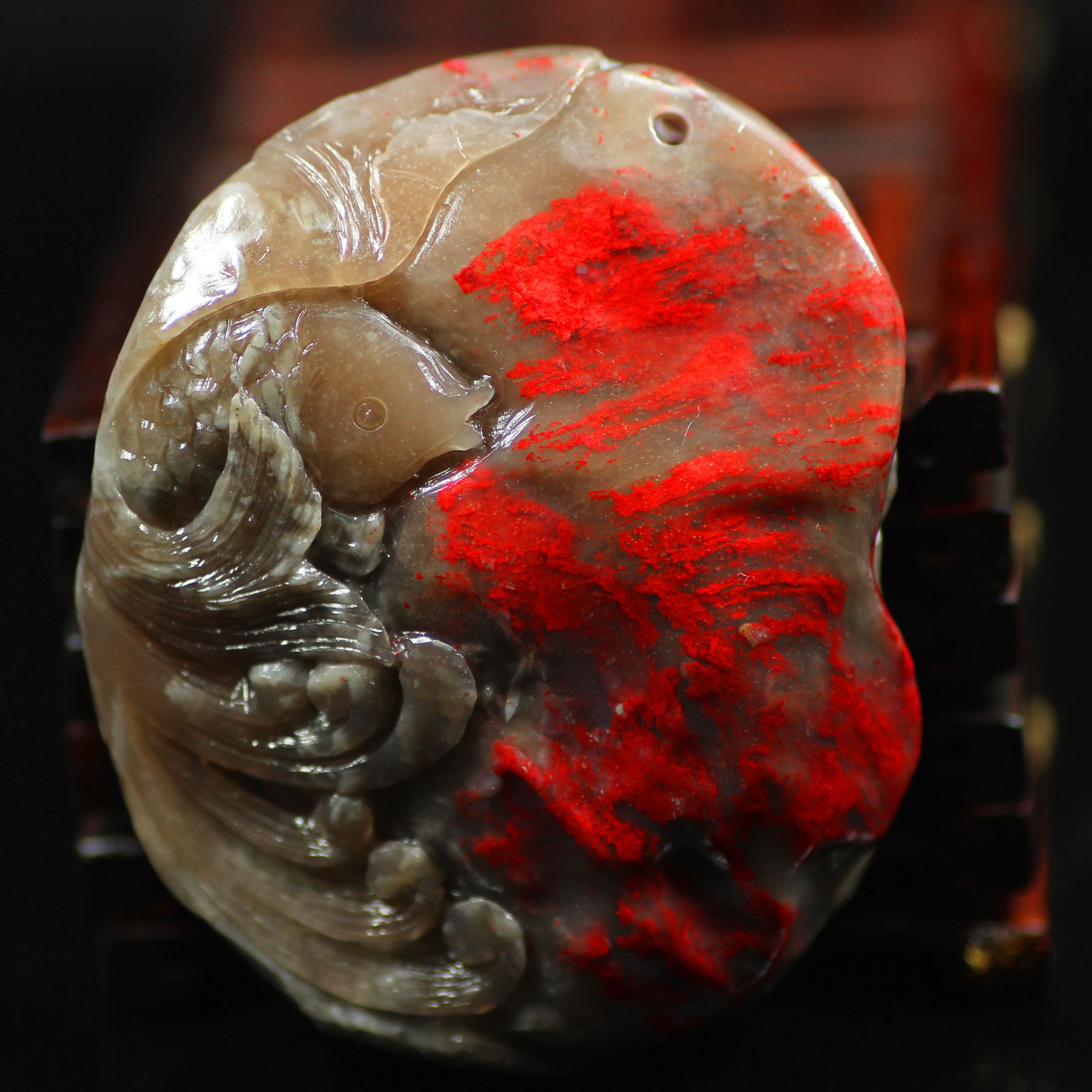 昌化牛角冻鸡血石把件 手玩件 血色艳丽浓厚 鲤鱼朝阳