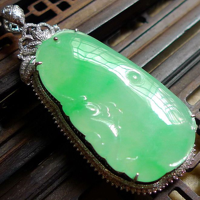 天然翡翠a货-18k金镶嵌钻石淡阳绿荷叶鱼吊坠 21.34克