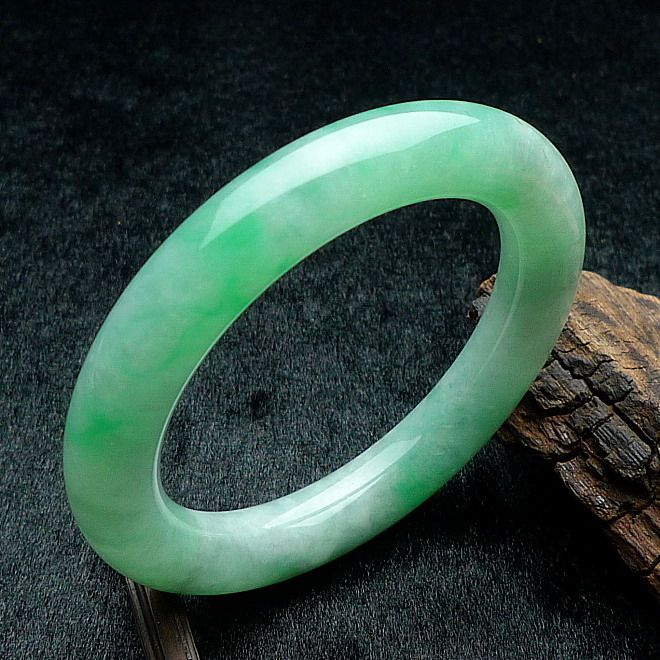 老种a货翡翠挂淡阳绿圆条手镯 82.38克