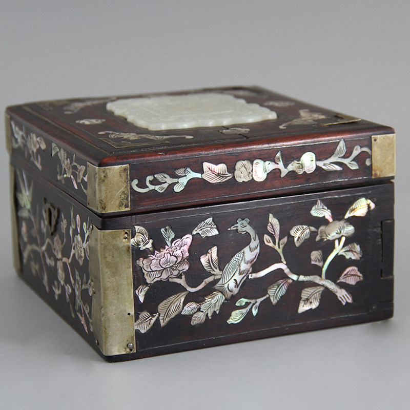 清代红木镶螺钿嵌四龙抱喜白玉首饰盒