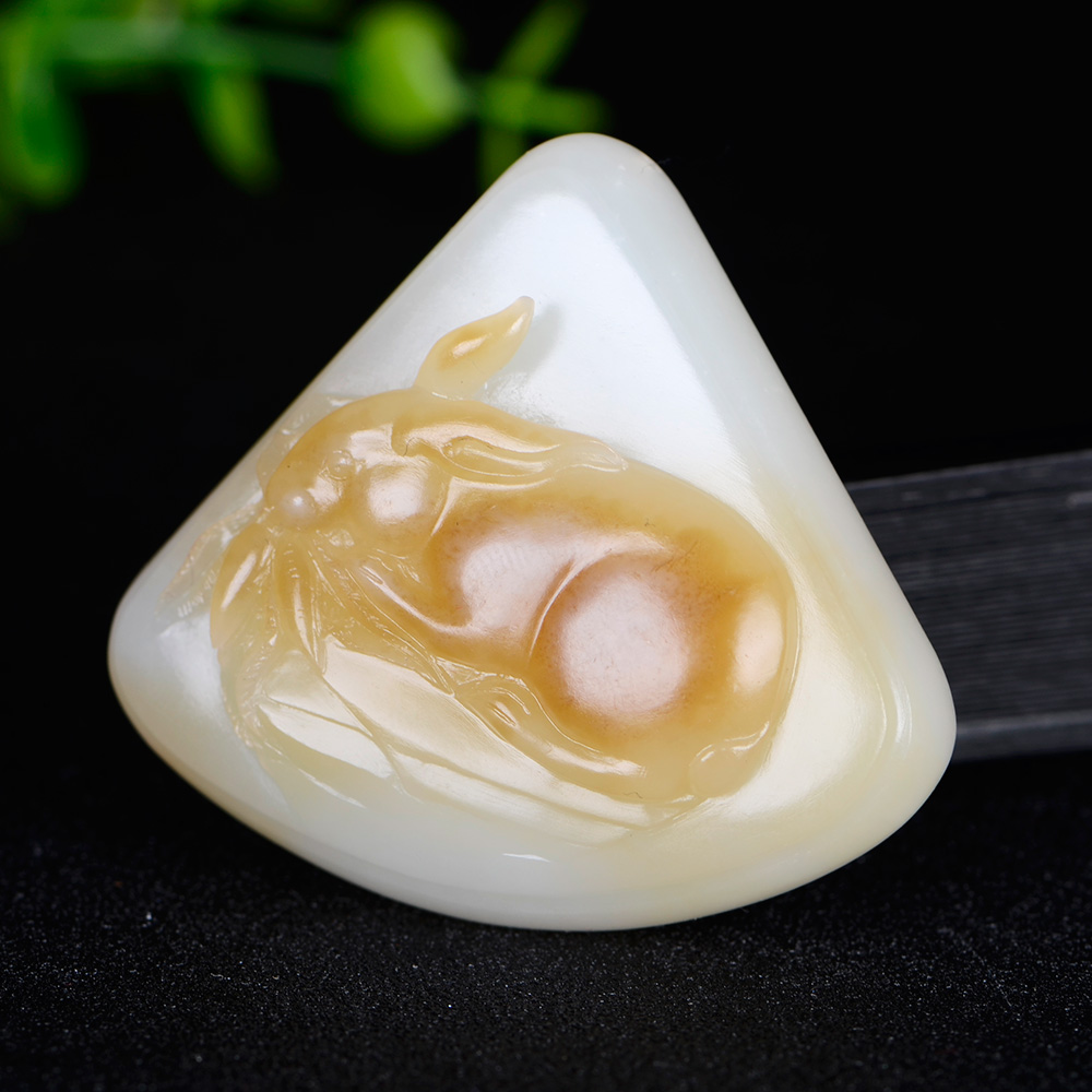 国家级玉雕大师【陶虎】工作室作品 和田玉白玉挂件生肖兔 69.49g
