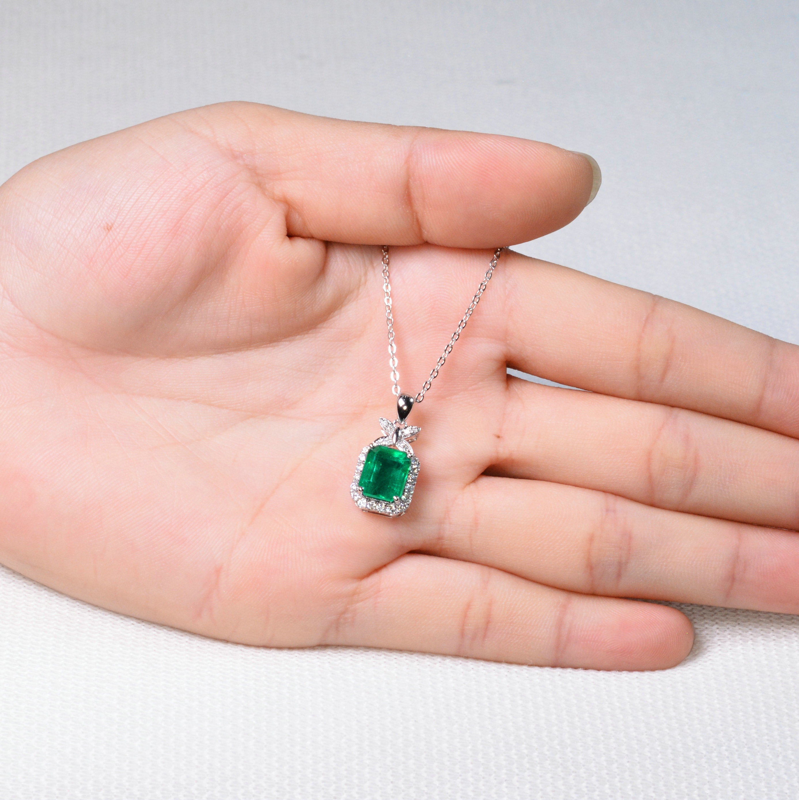 2.30ct 18k金天然祖母绿吊坠 伴镶钻石 9213