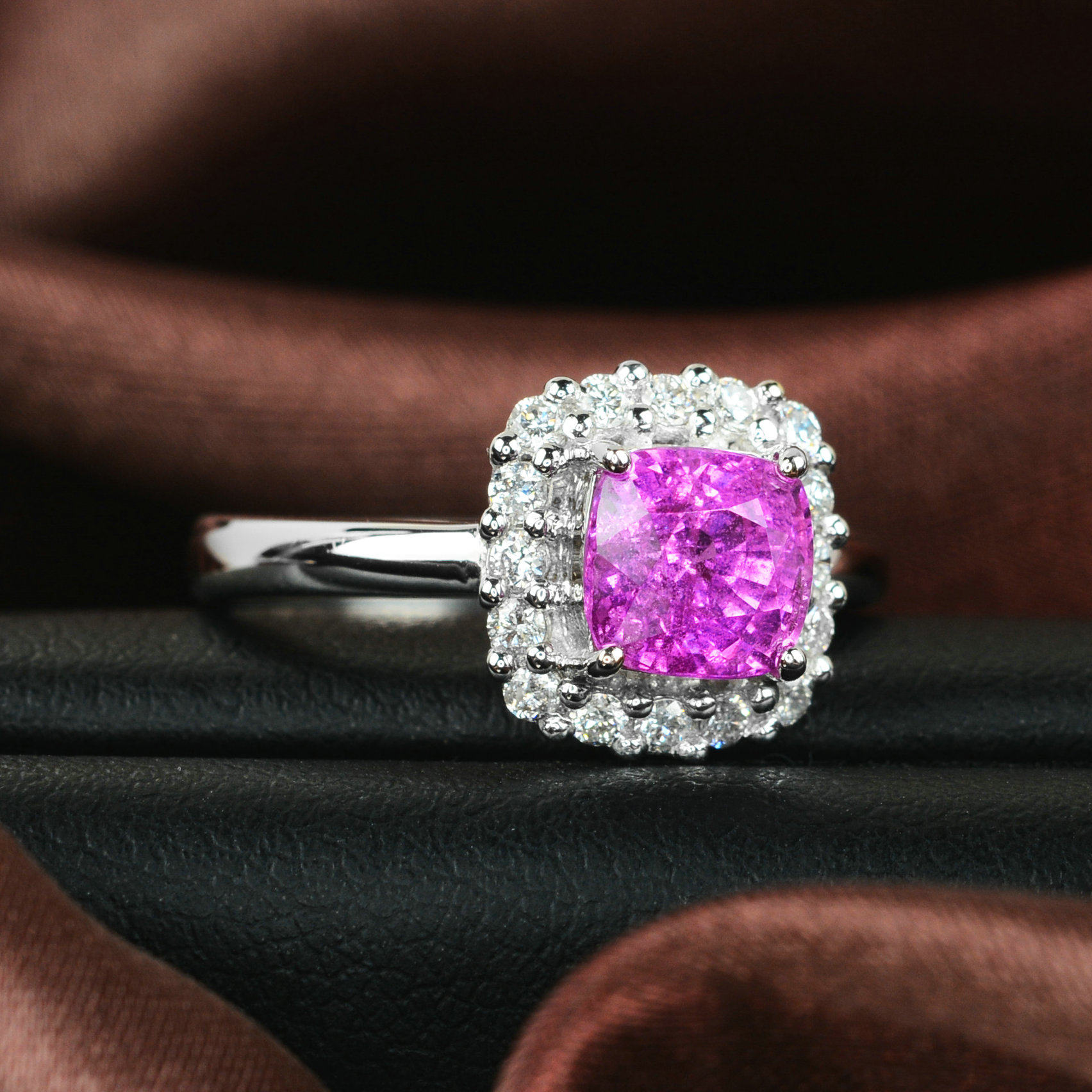 1.77克拉 18k金天然粉蓝宝石戒指 伴镶钻石 1676