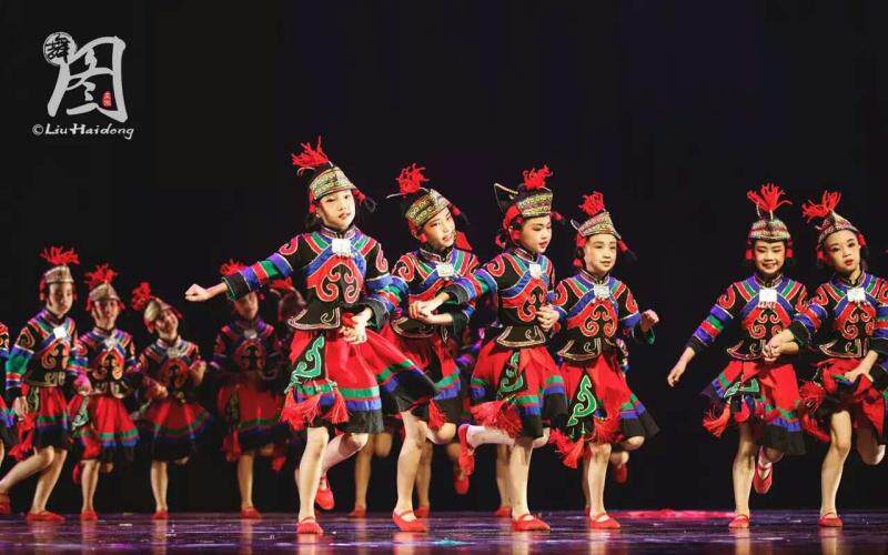 第九届小荷风采追太阳儿童舞蹈演出服少儿民族服装彝族表演服