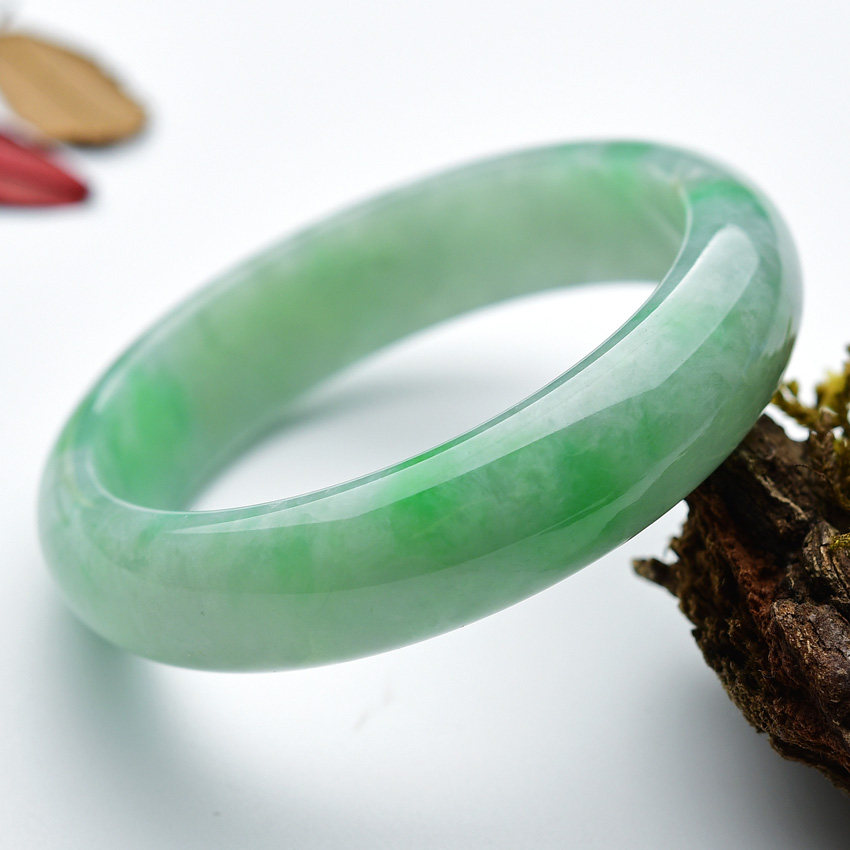 j1048 冰糯飘阳绿手镯 内径:56.6mm 67.49克
