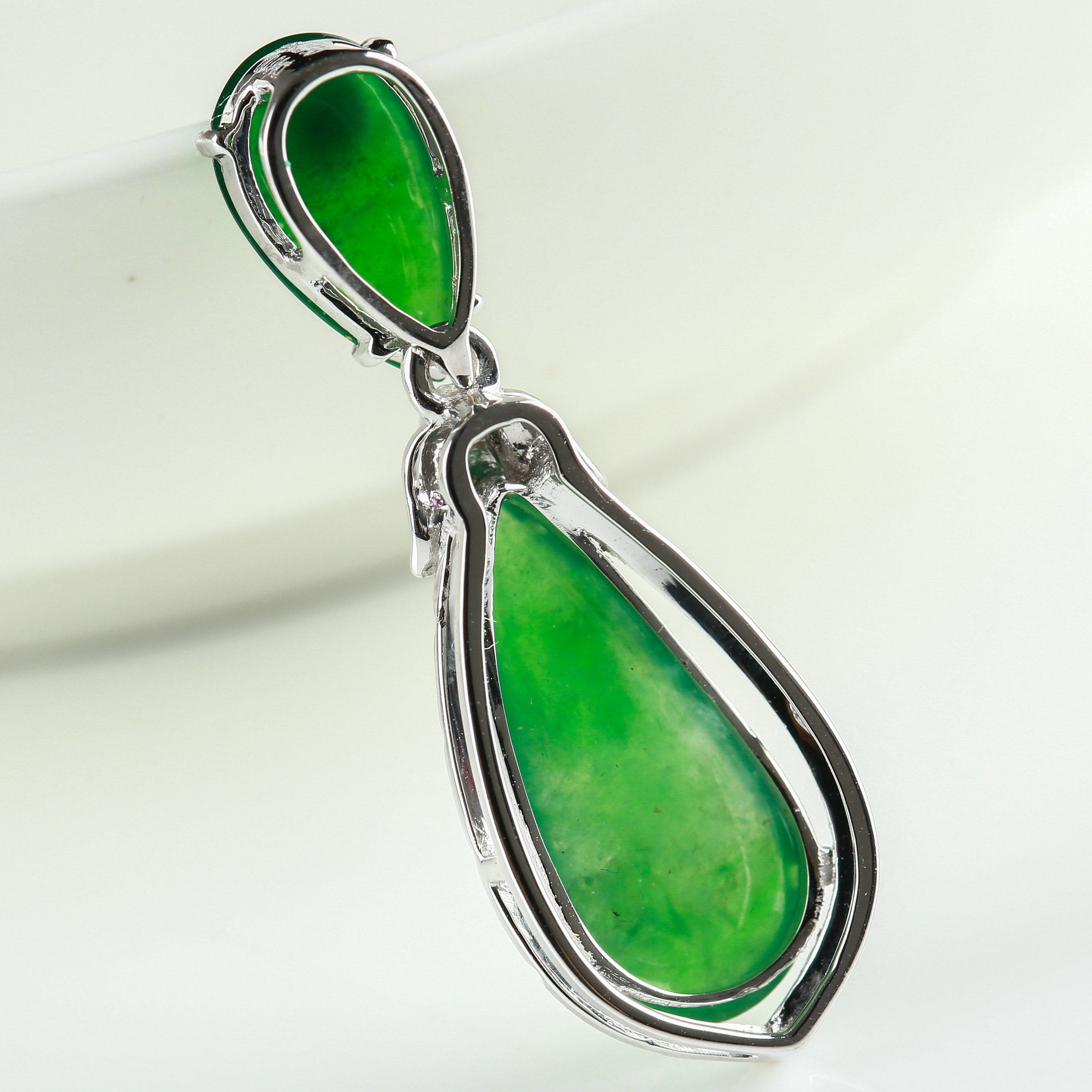 18k金镶嵌老坑冰糯种满绿水滴戒面吊坠 2.73g