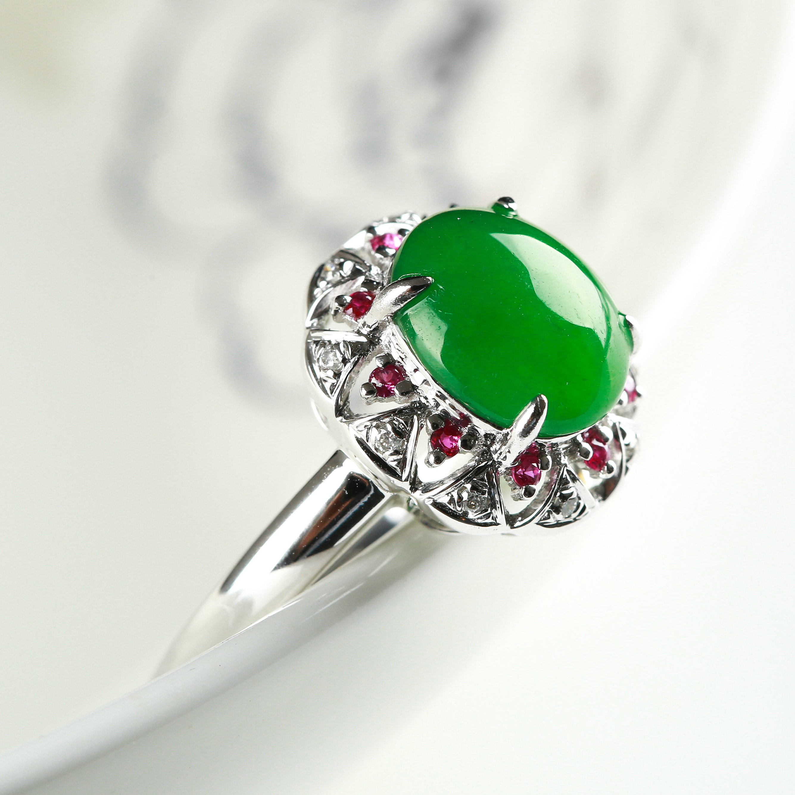 18k金伴钻豪镶满绿蛋面戒指 2.67g