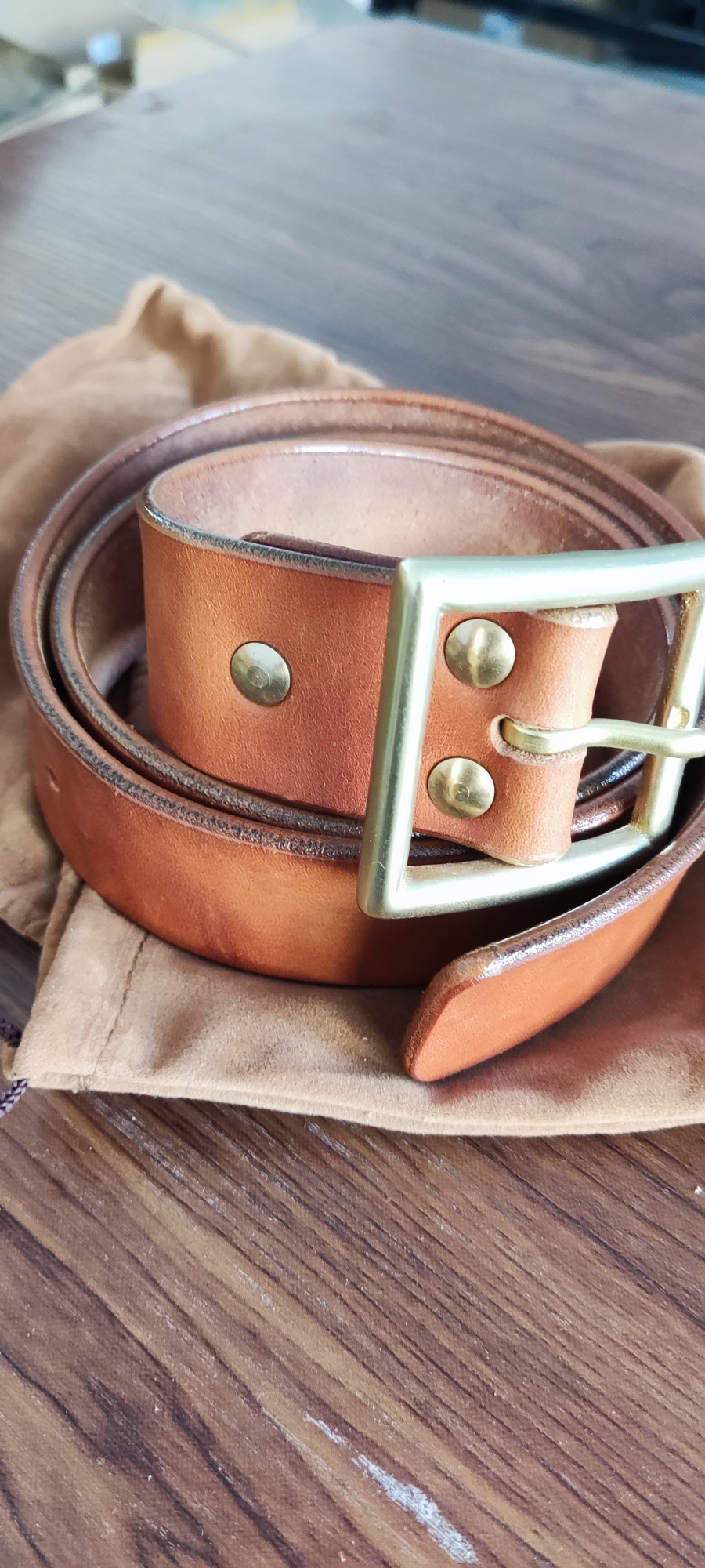 手工制作的植鞣牛皮腰带，纯铜皮带扣