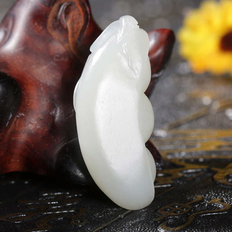 和田玉挂件豌豆 12.8克