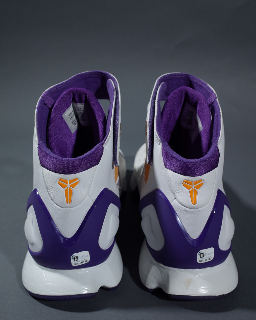 科比签名 2k5 la laser(2005/10/20湖人vs掘金)game used落场鞋