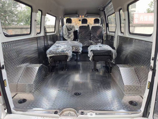 大通V80不锈钢地板地胶铝合金地垫脚垫定制车厢护板拉货专用改装