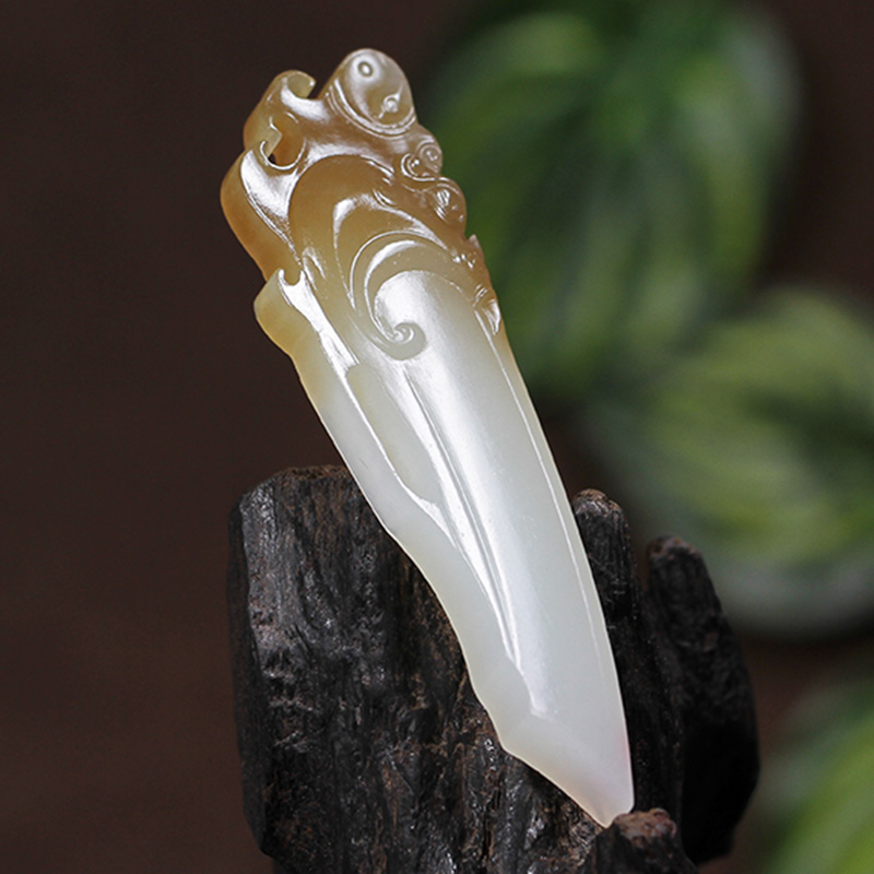 玉雕名家赵军作品 和田玉 糖白玉 仿古龙刀挂件 14.93克