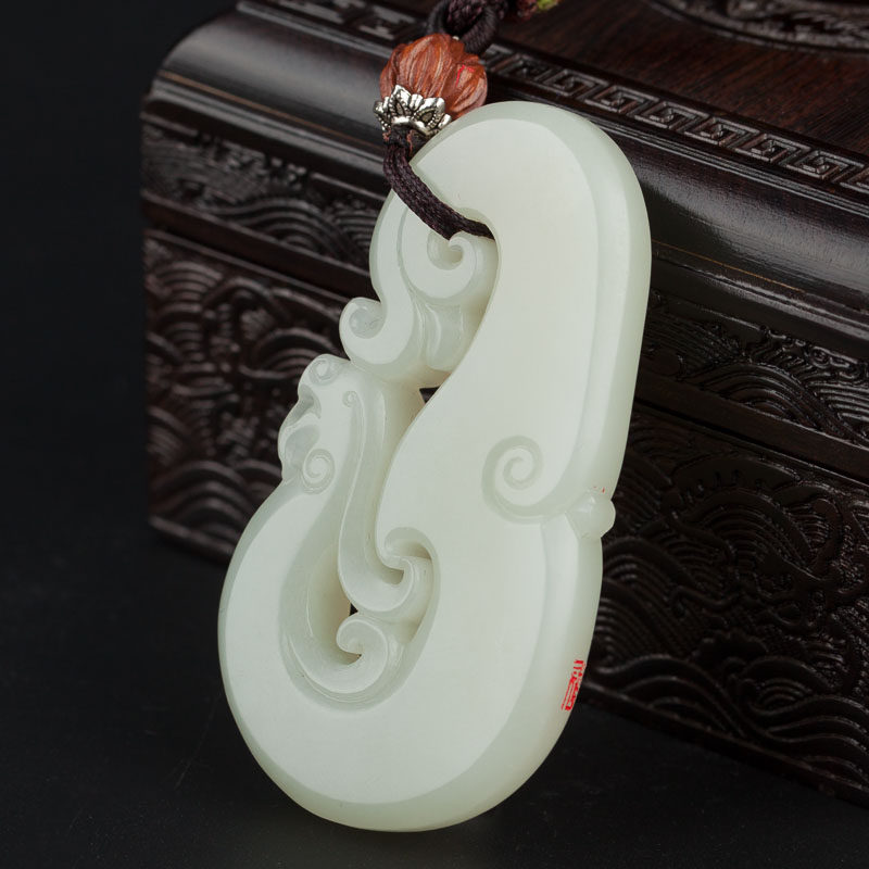 省级玉雕大师王晓义作品 精雕和田玉草龙挂件 33.94g gs14