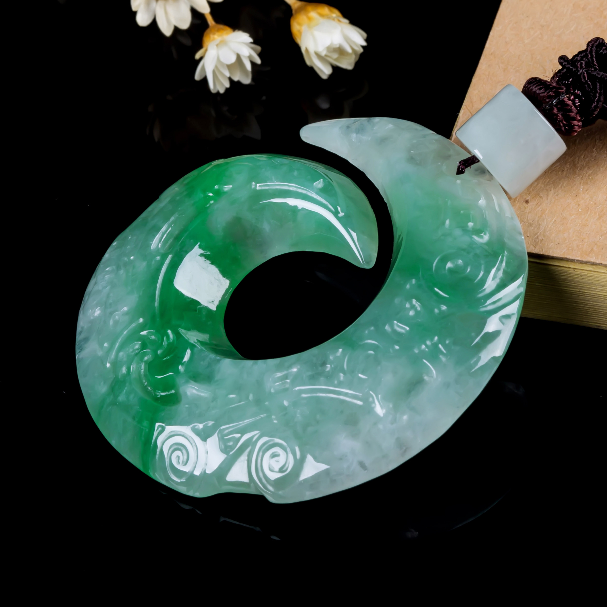 天然a货浅绿时来运转翡翠吊坠12.60克