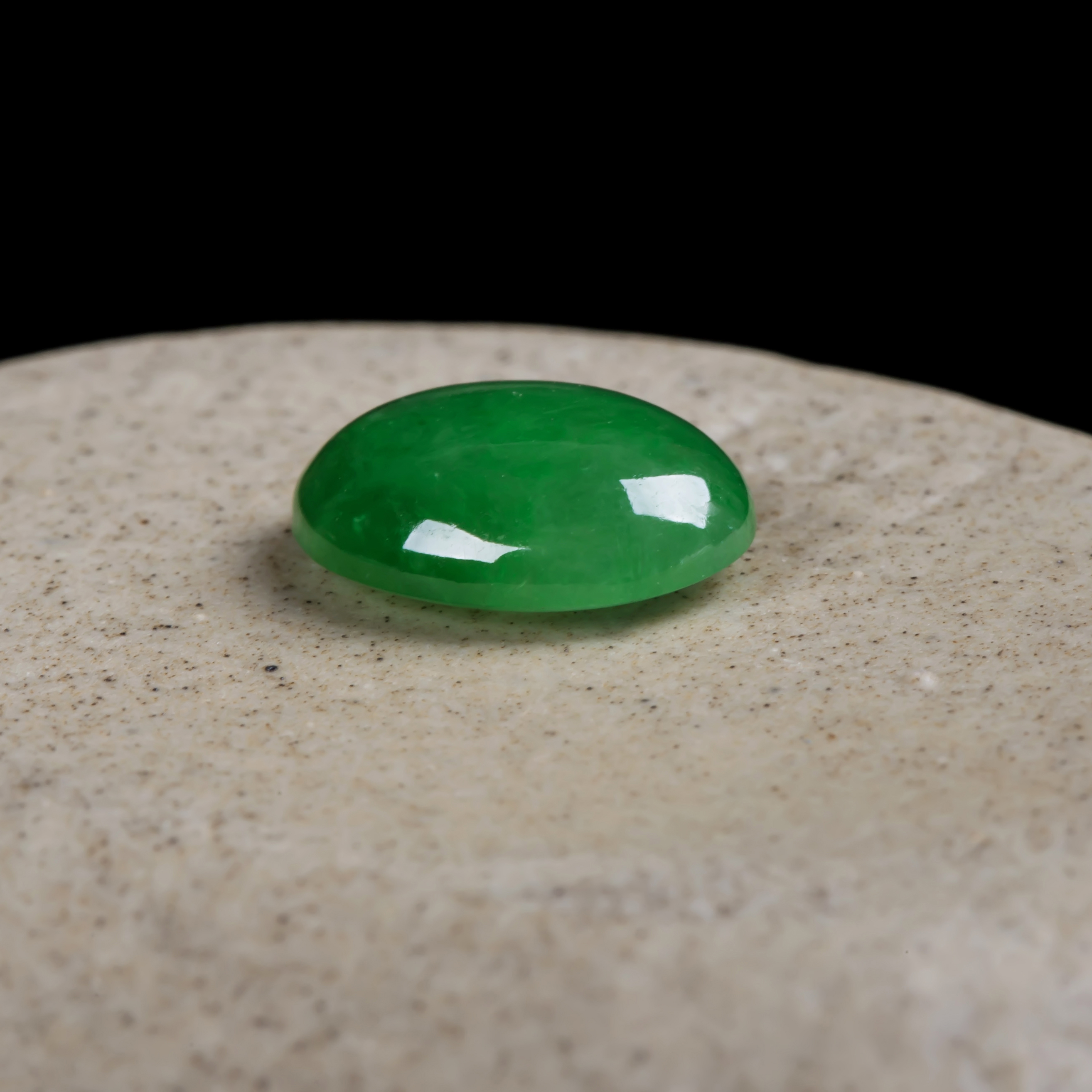 天然a货满绿蛋形翡翠戒面0.58克