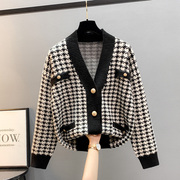 Xiaoxiangfeng knitted cardigan 2021 autumn and winter new houndstooth V-neck loose thickened sweater coat women's outer wear
