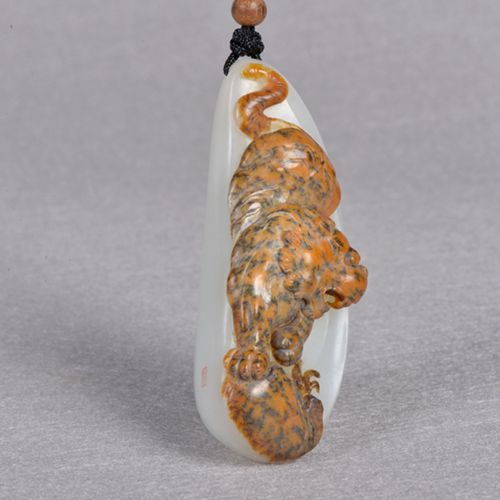 【国家级玉雕大师刘国皓作品】 和田玉白玉虎虎生威把件95.93g