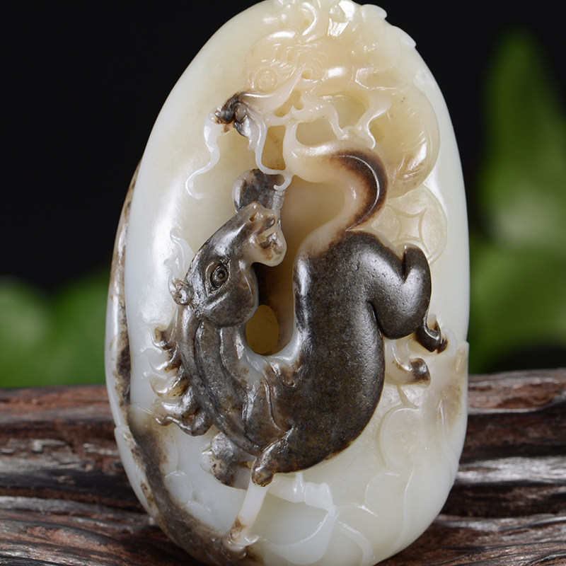 中国青年玉雕大师林培工作室作品和田玉白玉挂件龙马精神153.30克