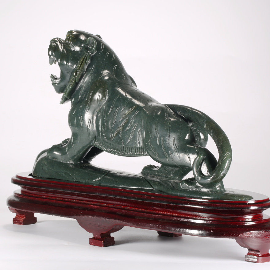 重器推荐 和田玉青玉老虎摆件 3054g 送底座 - 拍卖