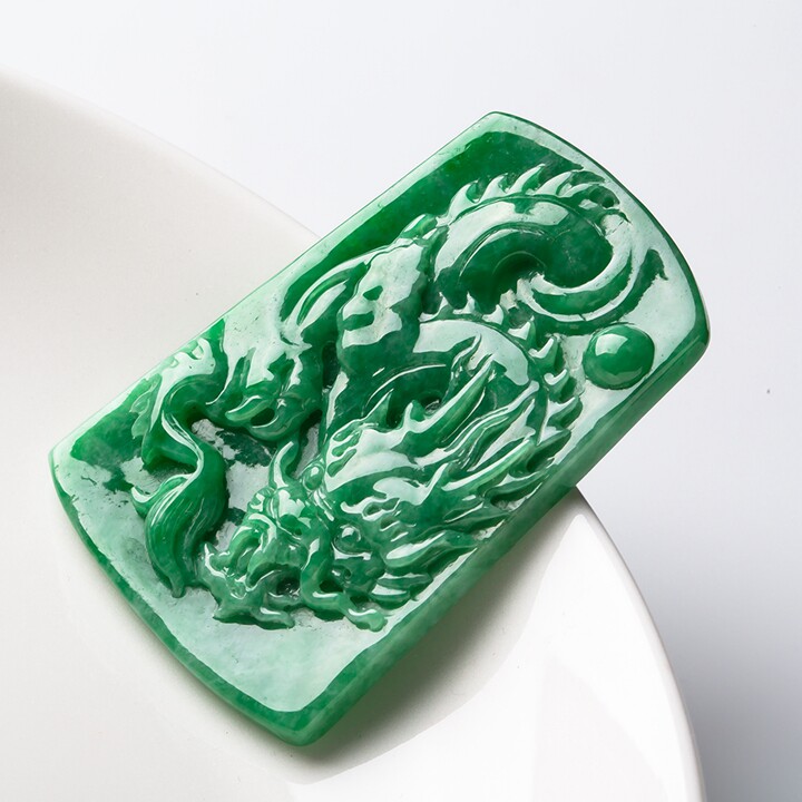 莉莉珠宝翡翠精品专场大拍 满绿a货翡翠龙牌吊坠28.