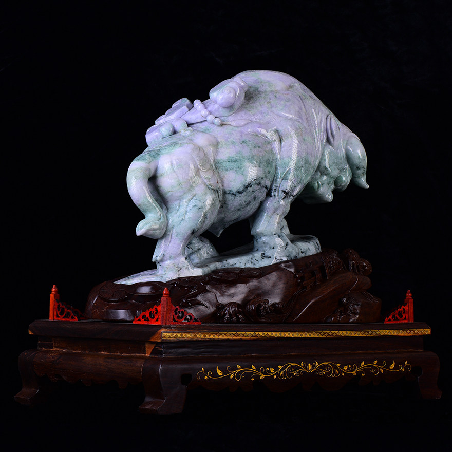 精雕天然翡翠a货双彩牛气冲天摆件31.92千克