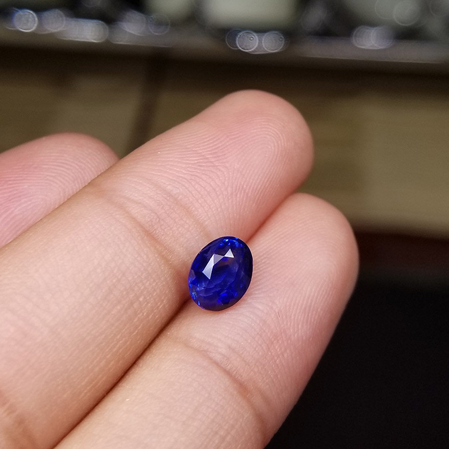 iphone8实拍1.53ct vivid blue蓝宝石裸石