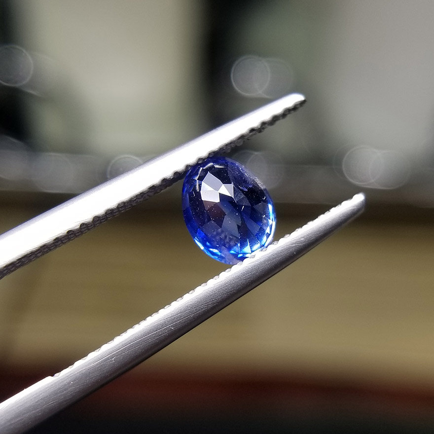 iphone8实拍1.53ct vivid blue蓝宝石裸石