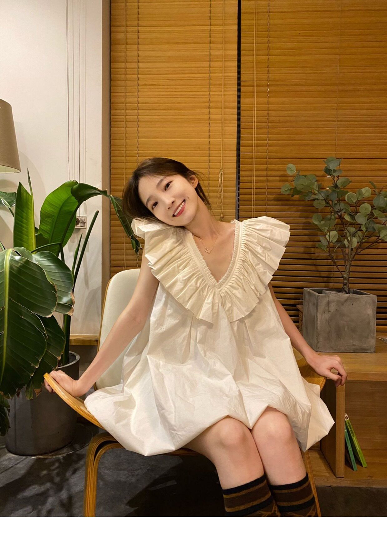 杨凯雯同款杏色飞飞袖云朵连衣裙女荷叶边小众设计感v领娃娃裙子